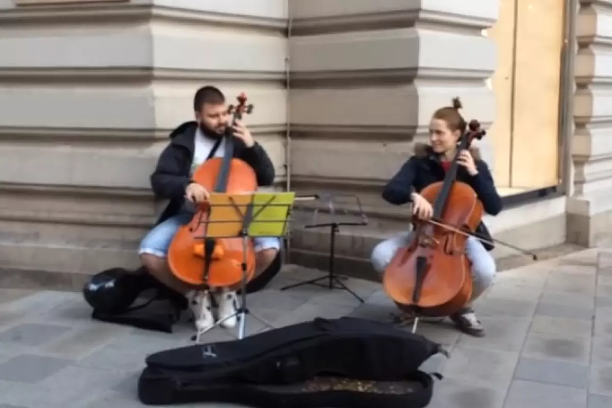 Das da capo: Cello on Mainstreet